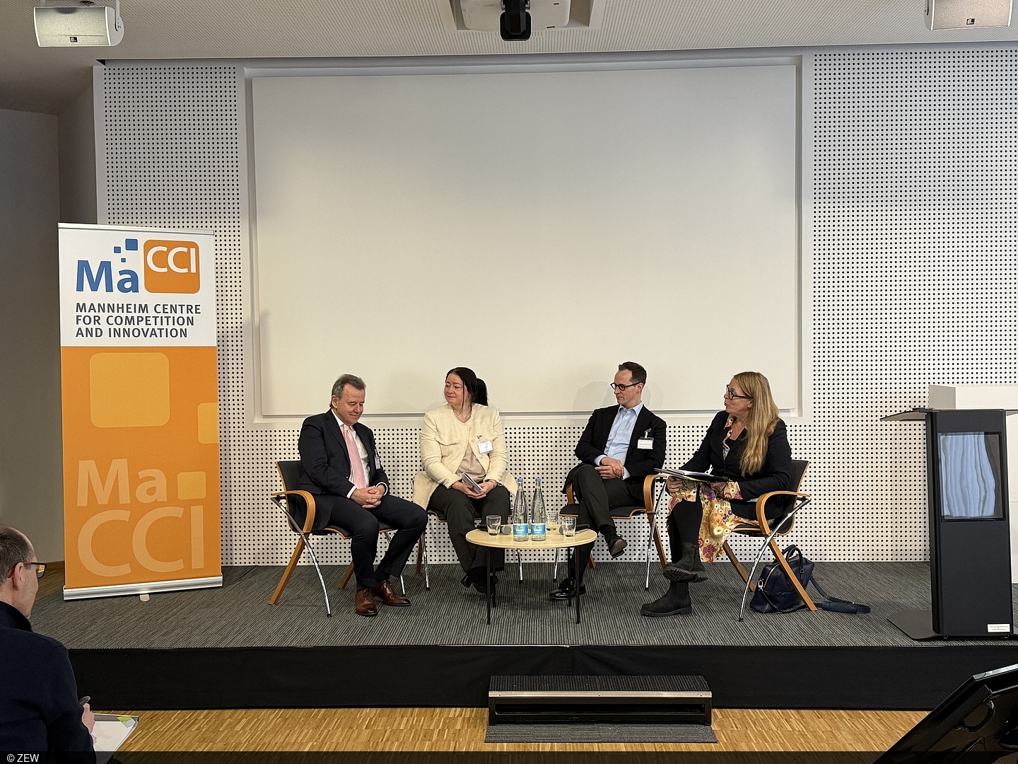 Foto der zweiten Paneldiskussion am zweiten Tag der MaCCI-Konferenz