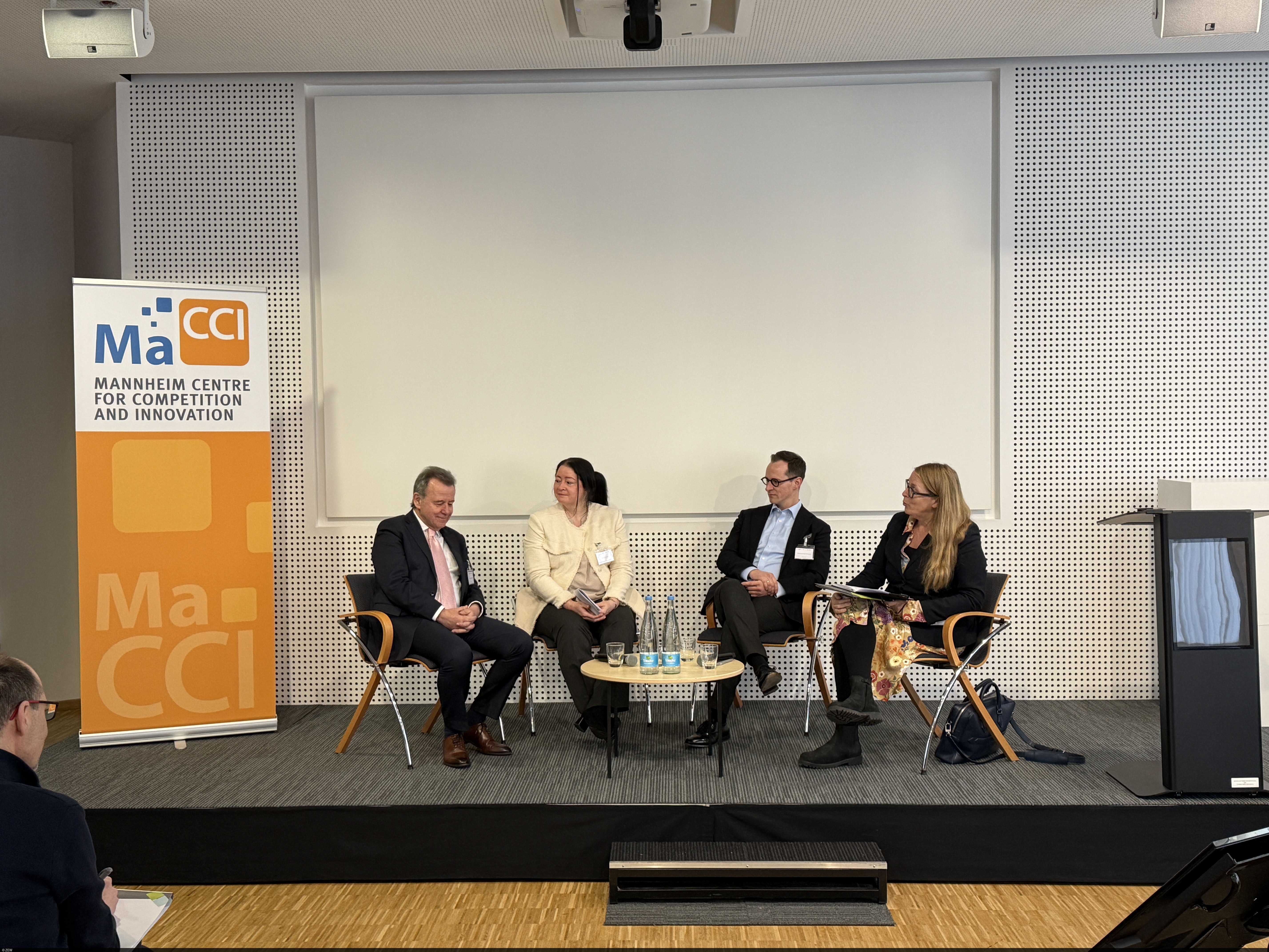 Foto der zweiten Paneldiskussion am zweiten Tag der MaCCI-Konferenz