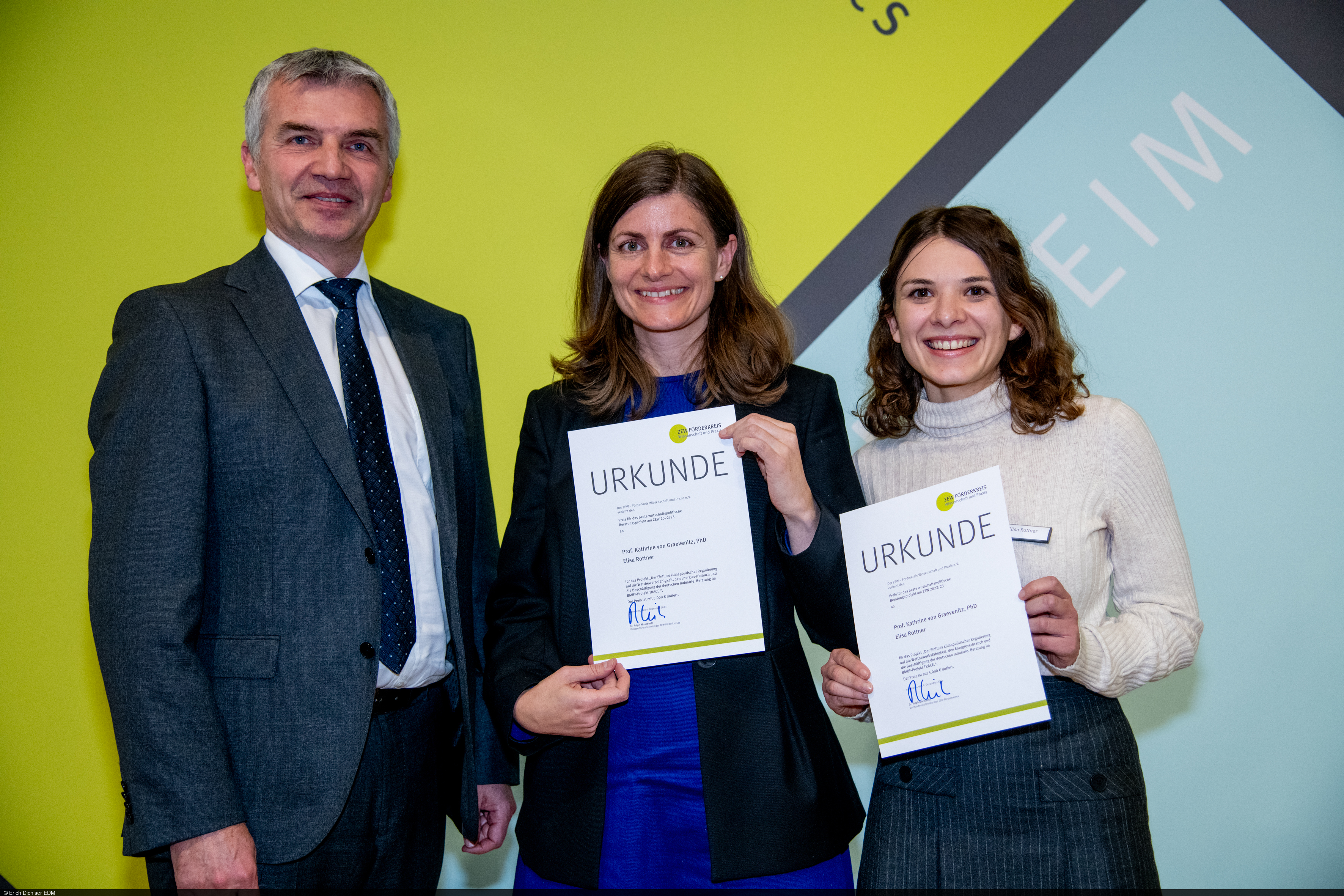 Portraitfoto von Ralph Rheinboldt und ZEW-Ökonominnen Kathrine von Graevenitz und Elisa Rottner.
