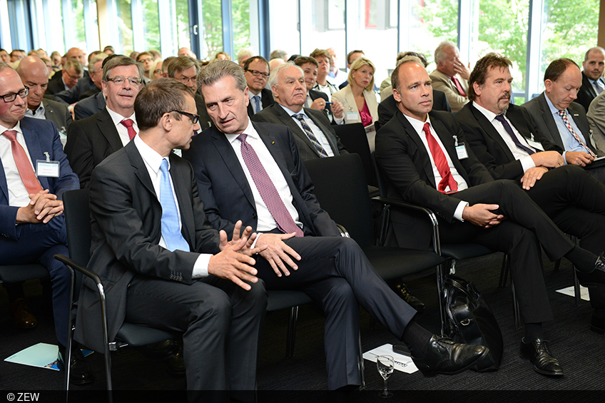 Thomas Kohl und Günther H. Oettinger im Gespräch beim ZEW-Wirtschaftsforum