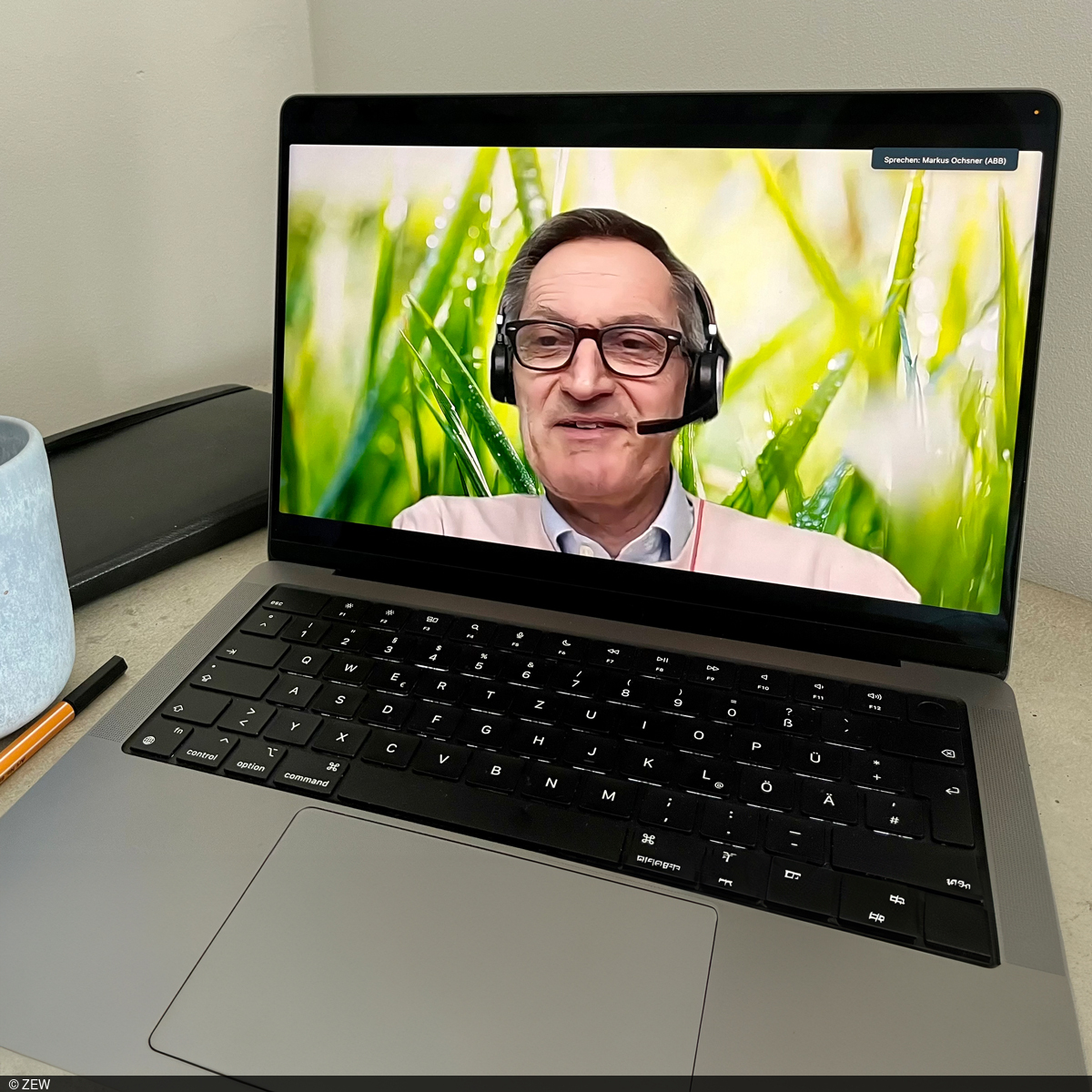 Bild von Laptop, der Markus Ochsner anzeigt.