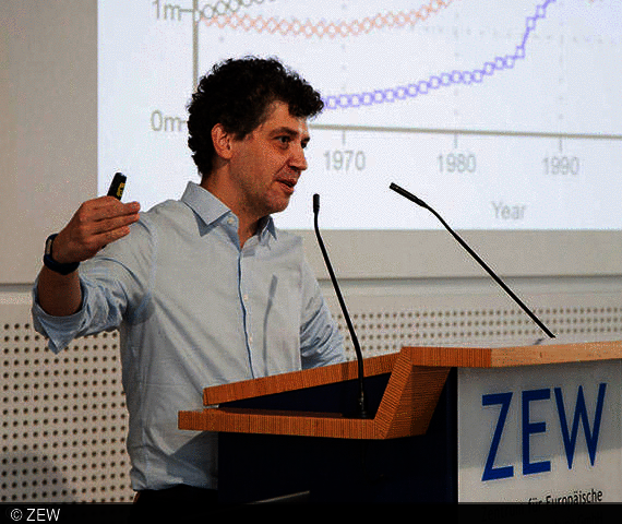 Wojciech Kopczuk presented his research at the MaTax Conference