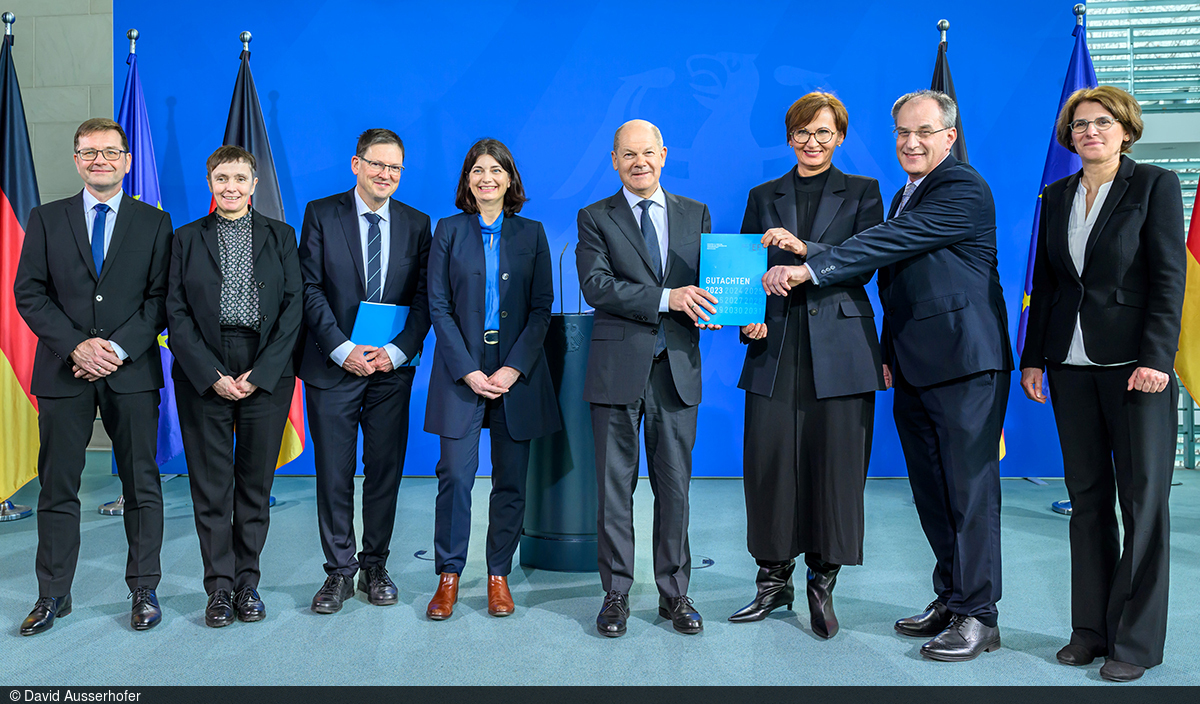 Fotoaufnahme der Expertinnen und Experten mit Bundeskanzler Olaf Scholz und Bundesministerin Bettina Stark-Watzinger beim EFI-Jahresgutachten 2023.