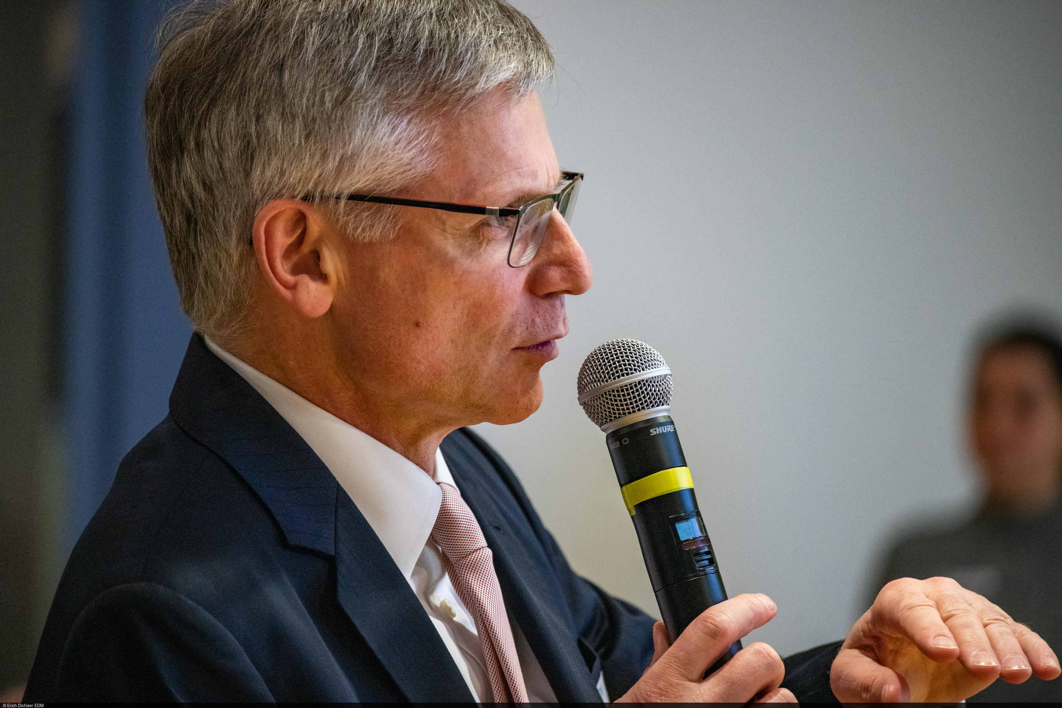 ZEW President taking a look at the World Economy with some alumni during the New Year's Lecture.