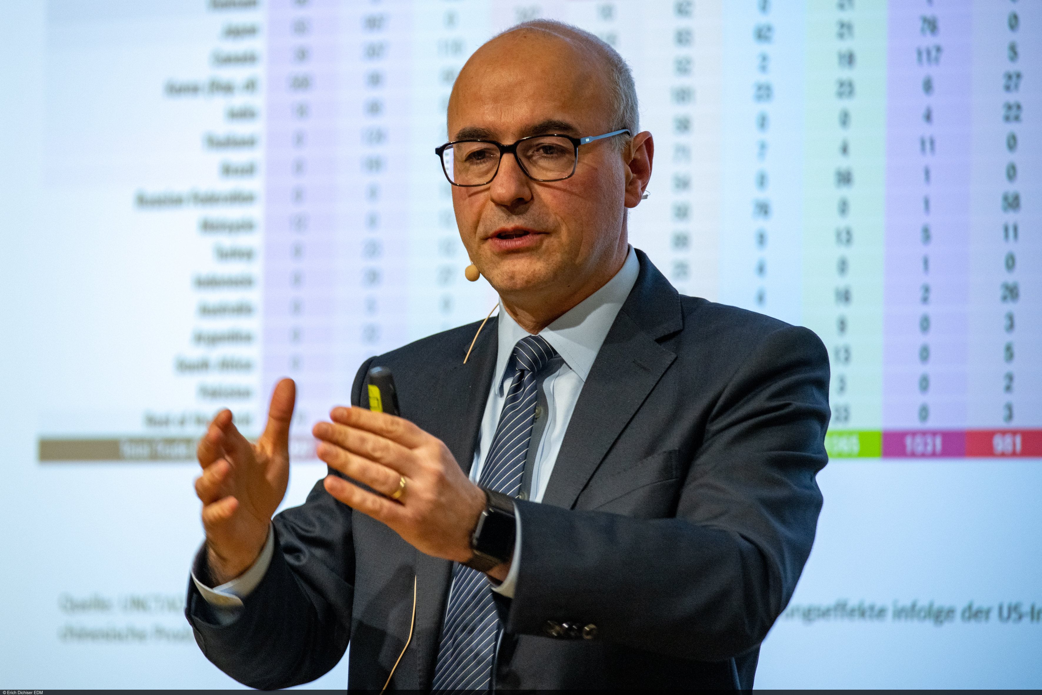 ZEW President Achim Wambach taking a look at the World Economy with some alumni during the New Year's Lecture.