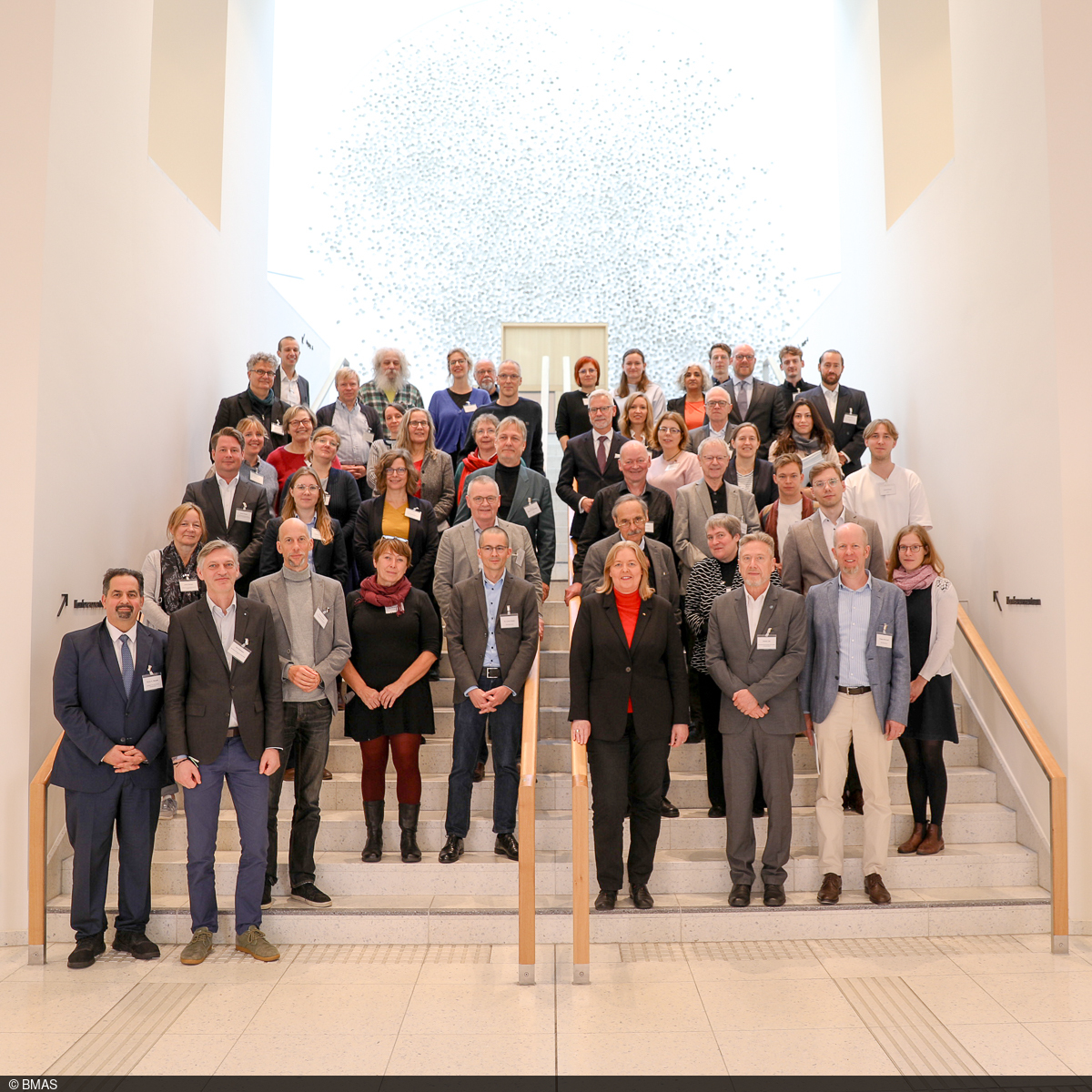 Gruppenbild des dritten Symposiums zum Siebten Armuts- und Reichtumsbericht