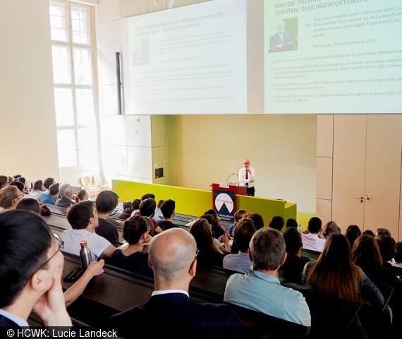 Achim Wambach diskutiert mit Studierenden über (Un)Gleichgewichte