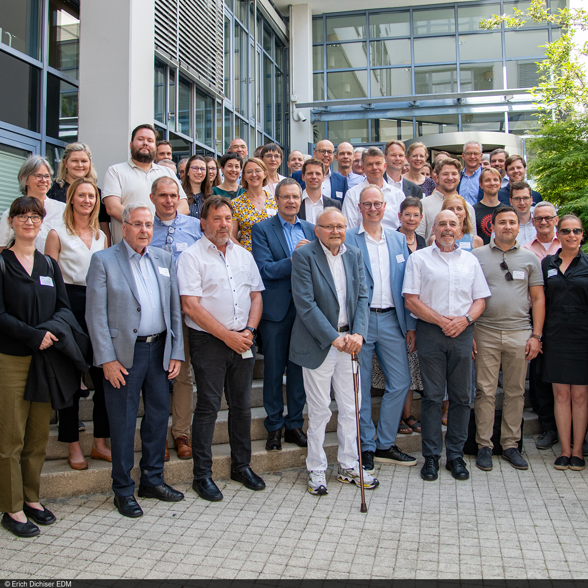 All alumni and alumnae on the stairs in the inner courtyard of the ZEW