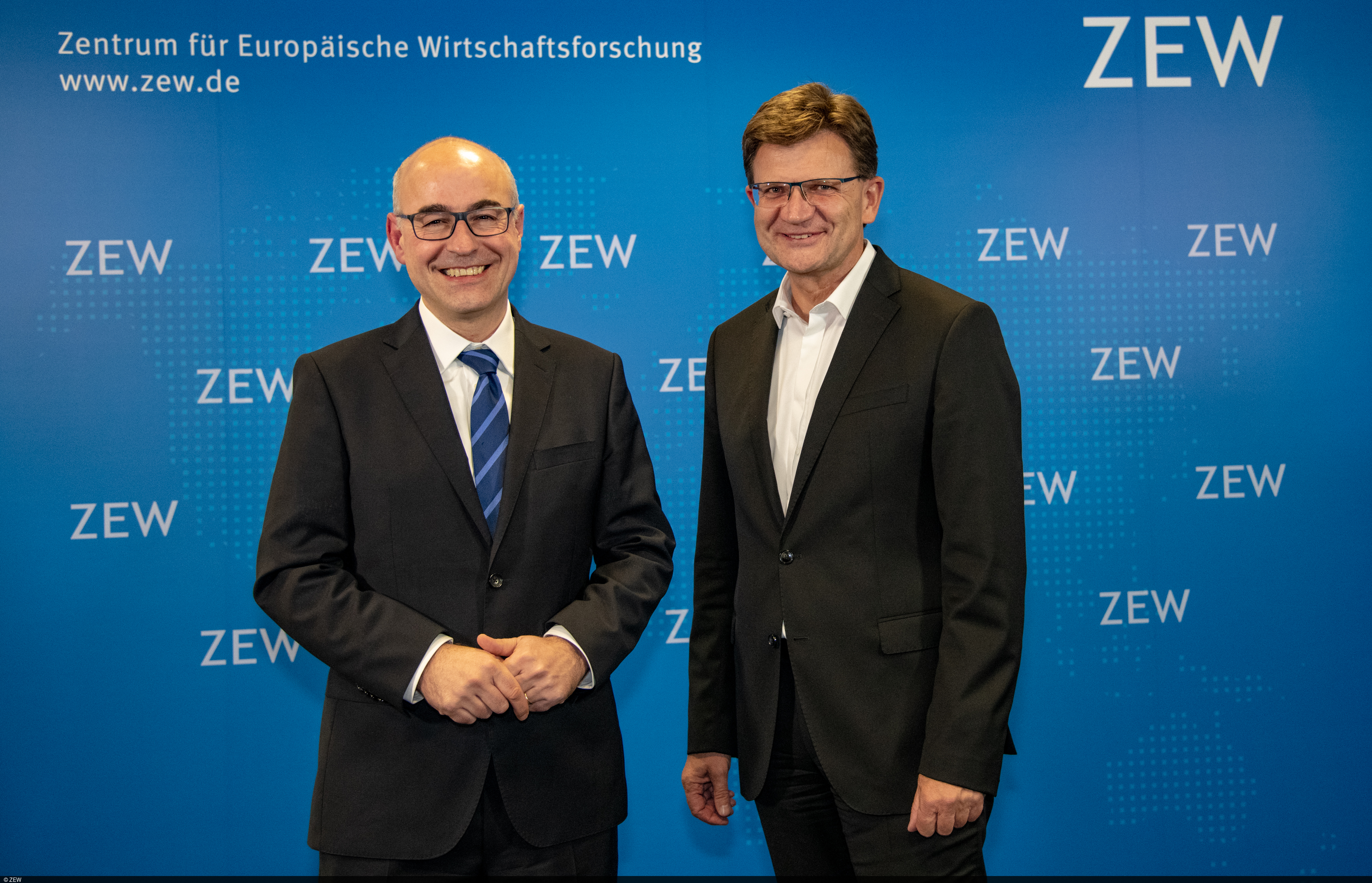 ZEW president Achim Wambach welcomes Klaus Fröhlich for his lecture on the future of the automotive industry.