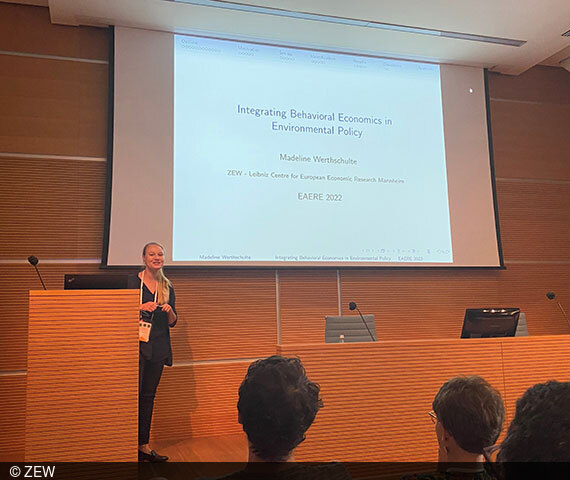 Dr. Madeline Werthschulte während ihrer Präsentation auf der EAERE 2022