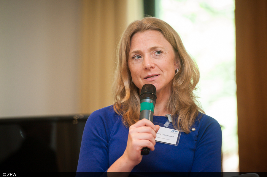 Paulina Dejmek-Hack speaks to the audience.