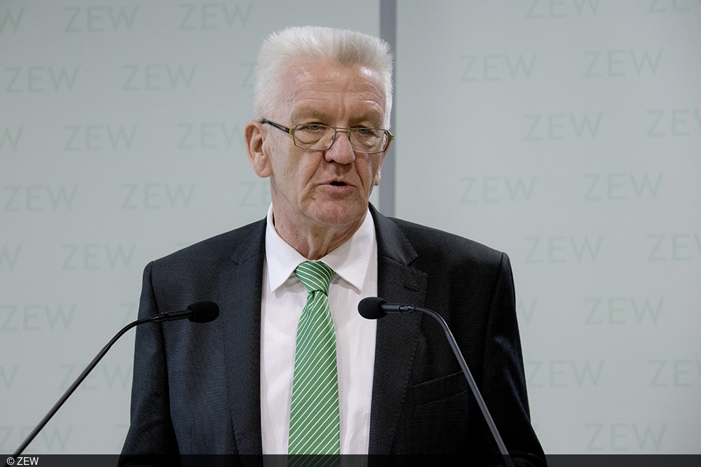 Winfried Kretschmann bei seiner Ansprache zur Gedenkveranstaltung für Lothar Späth am ZEW