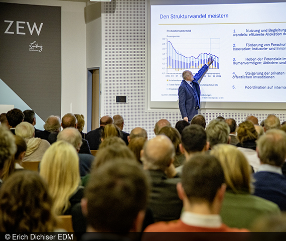 Christoph M. Schmidt presented the annual report of the economic experts at ZEW