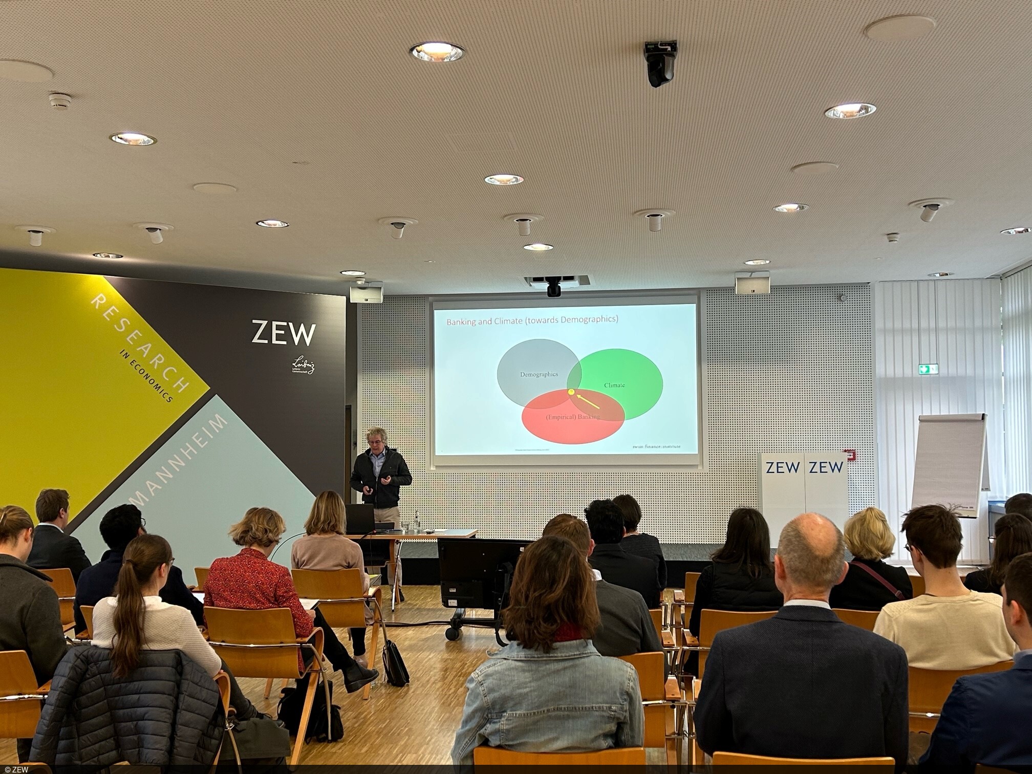 Steven Ongena im Vortrag am zweiten Tag der Konferenz zum Thema Altern und nachhaltige Finanzen.