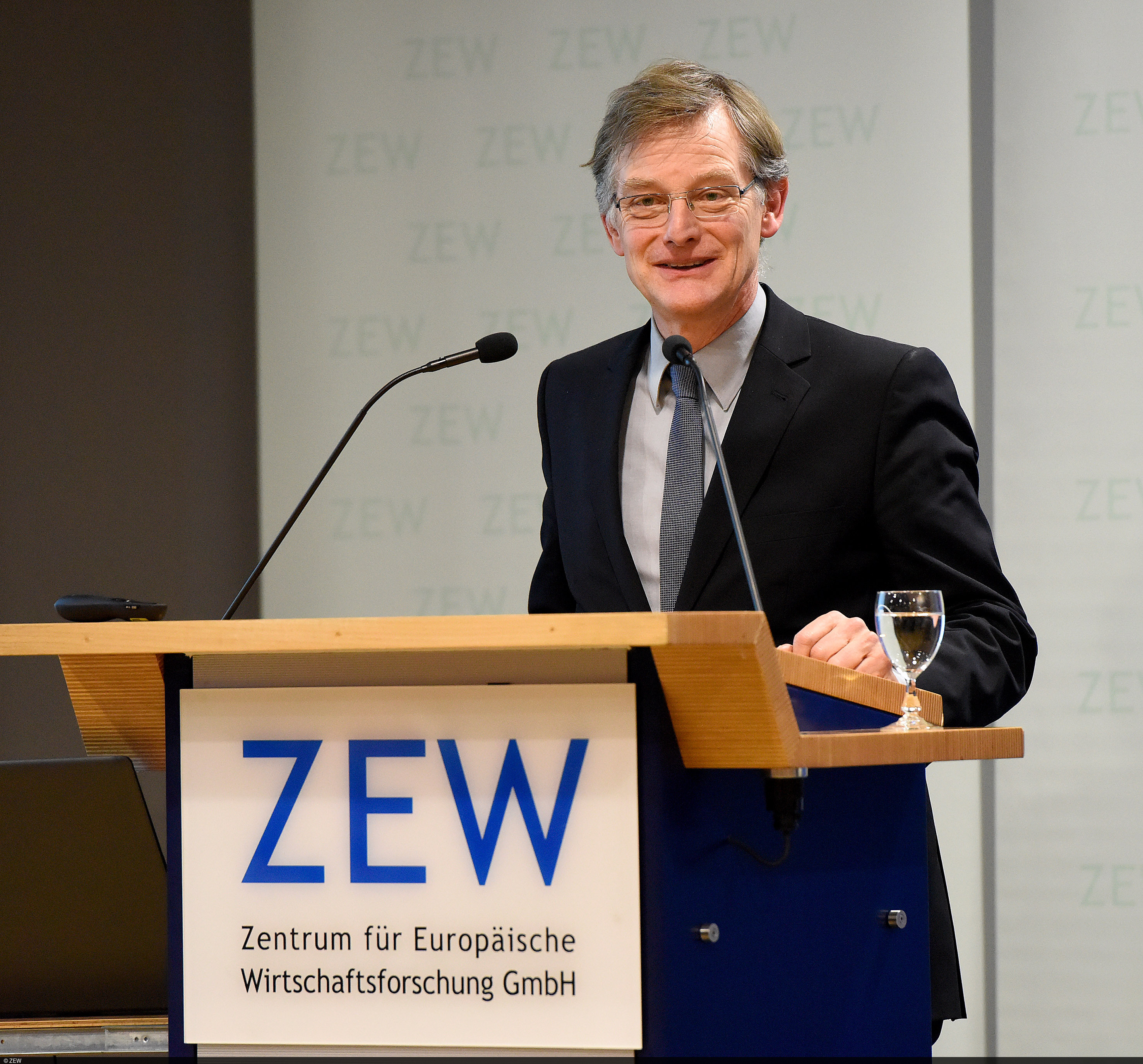 Ernst-Ludwig von Thadden, Rektor der Universität Mannheim, während seiner Rede am ZEW
