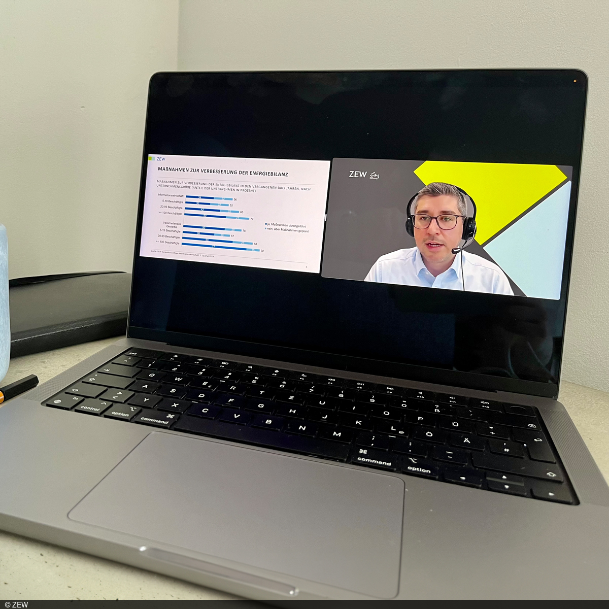 Bild von Laptop, der Daniel Erdsiek anzeigt