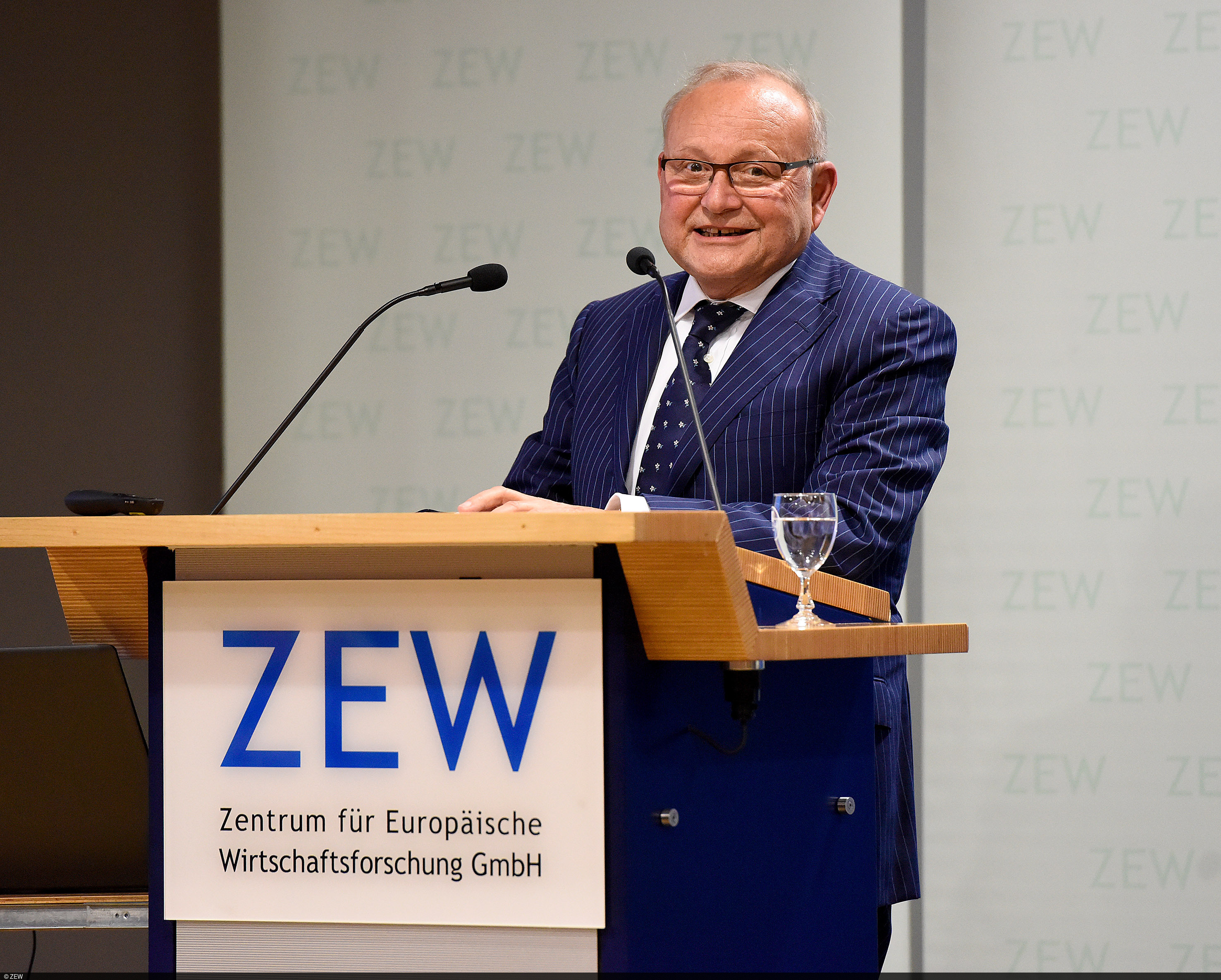Wolfgang Franz während seines Vortrags im Rahmen des 25-jährigen Jubiläums des ZEW