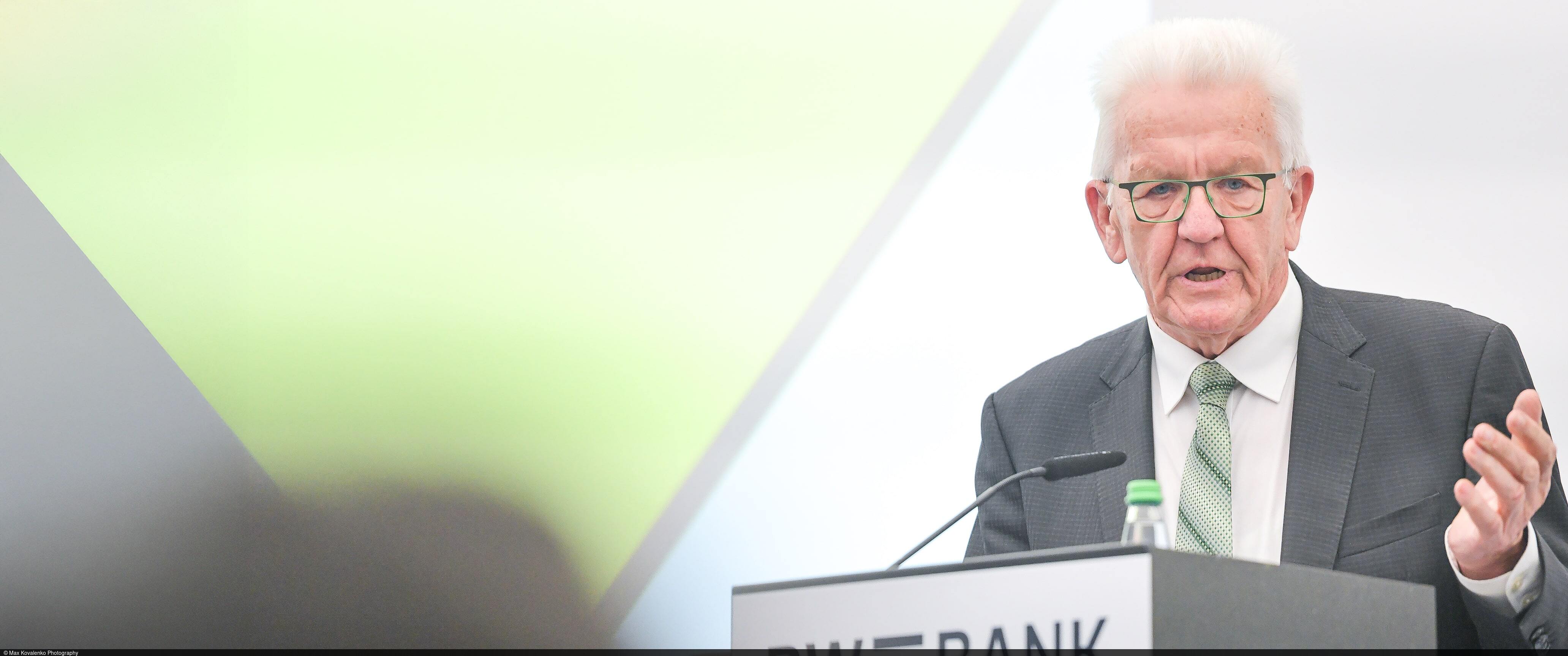 Ministerpräsident Winfried Kretschmann hinter Rednerpult