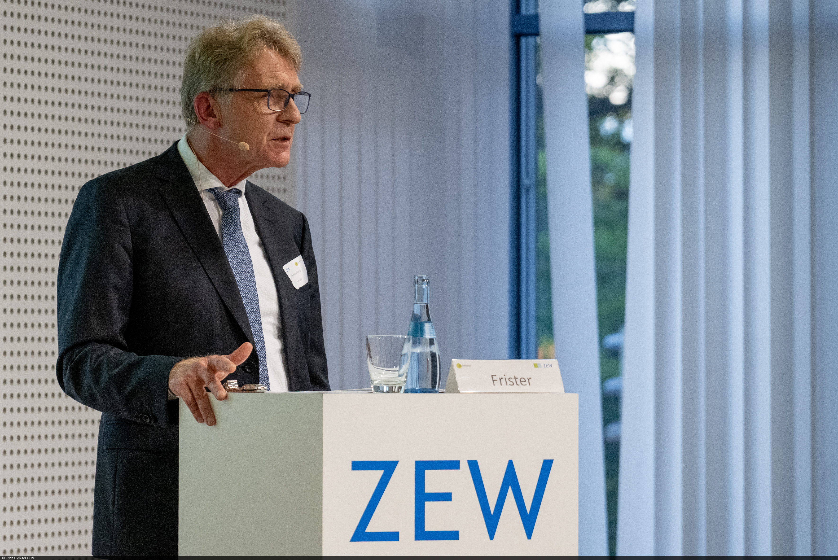 Prof. Dr. Helmut Frister während des Vortrags