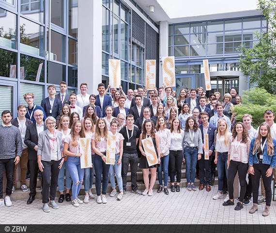 At YES! student teams come up with solutions of economic issues.