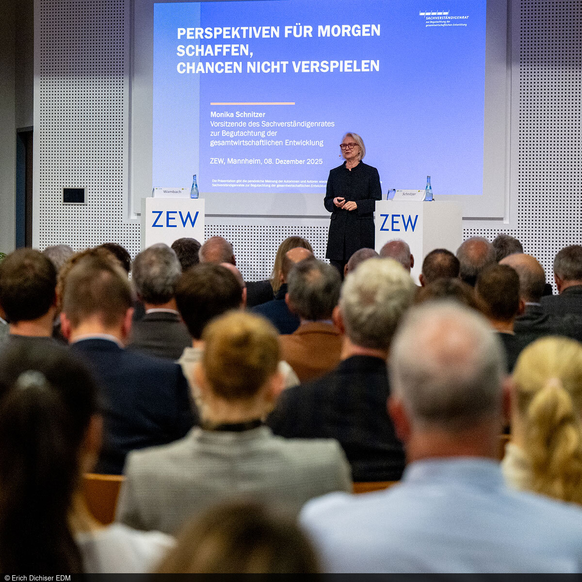 Monika Schnitzer auf dem Podium während der Vorstellung des Jahresgutachtens
