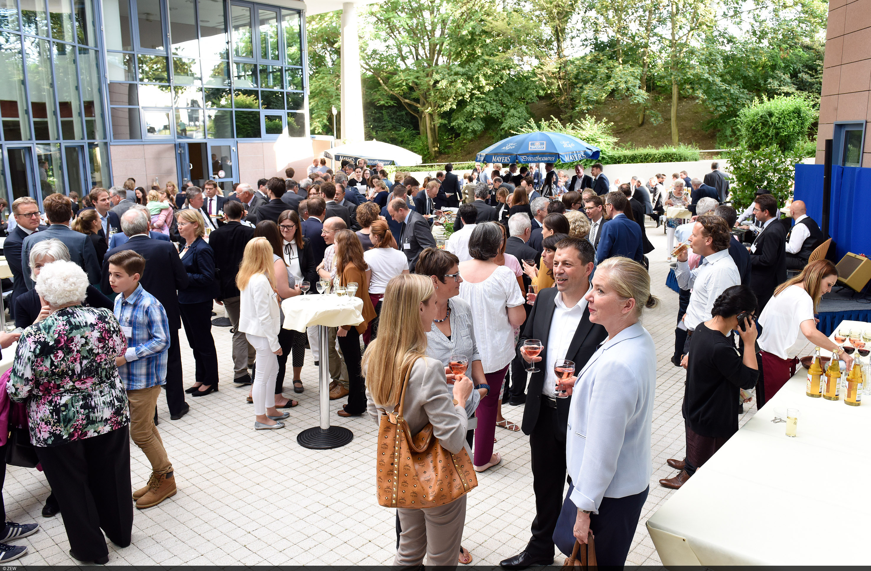 Die Gäste des ZEW-Wirtschaftsforums beim ZEW-Sommerfest im Innenhof des ZEW Gebäudes