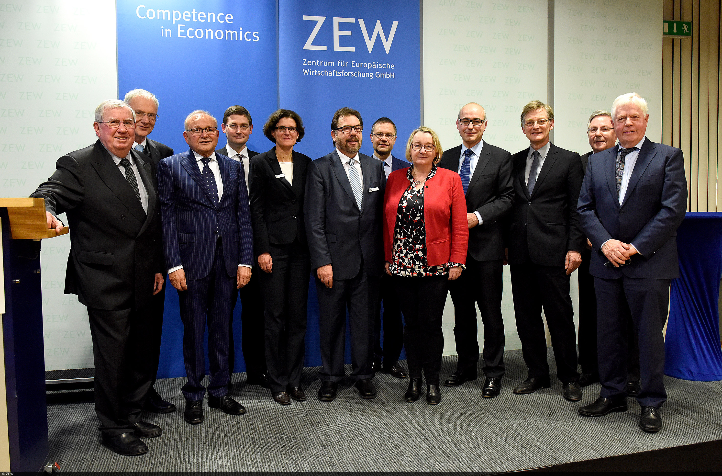Gruppenbild bedeutender Gäste der Festveranstaltung zum 25-jährigen Jubiläum des ZEW