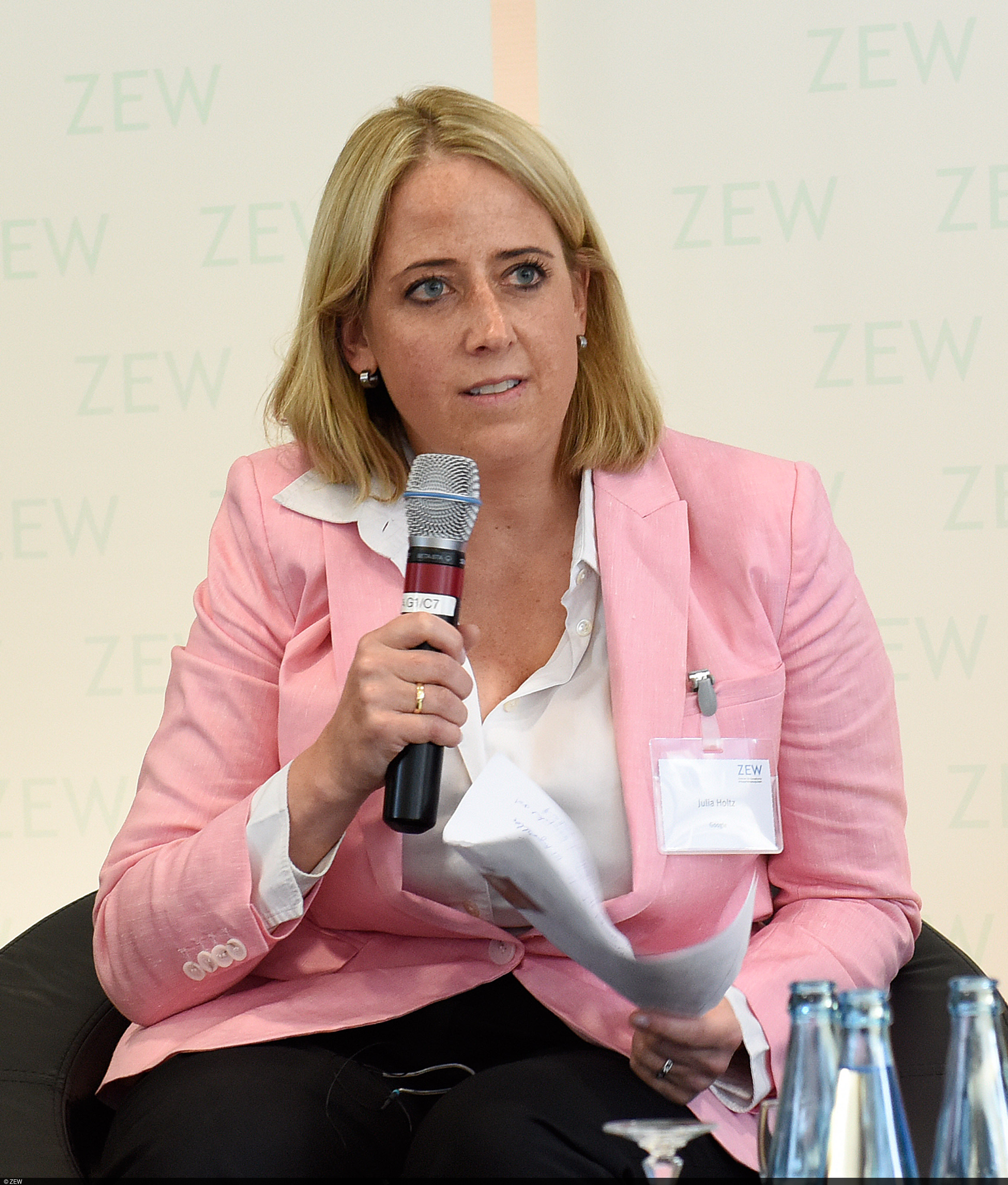 Julia Holtz beim ZEW-Wirtschaftsforum zum Thema neue Regeln für die digitale Wirtschaft