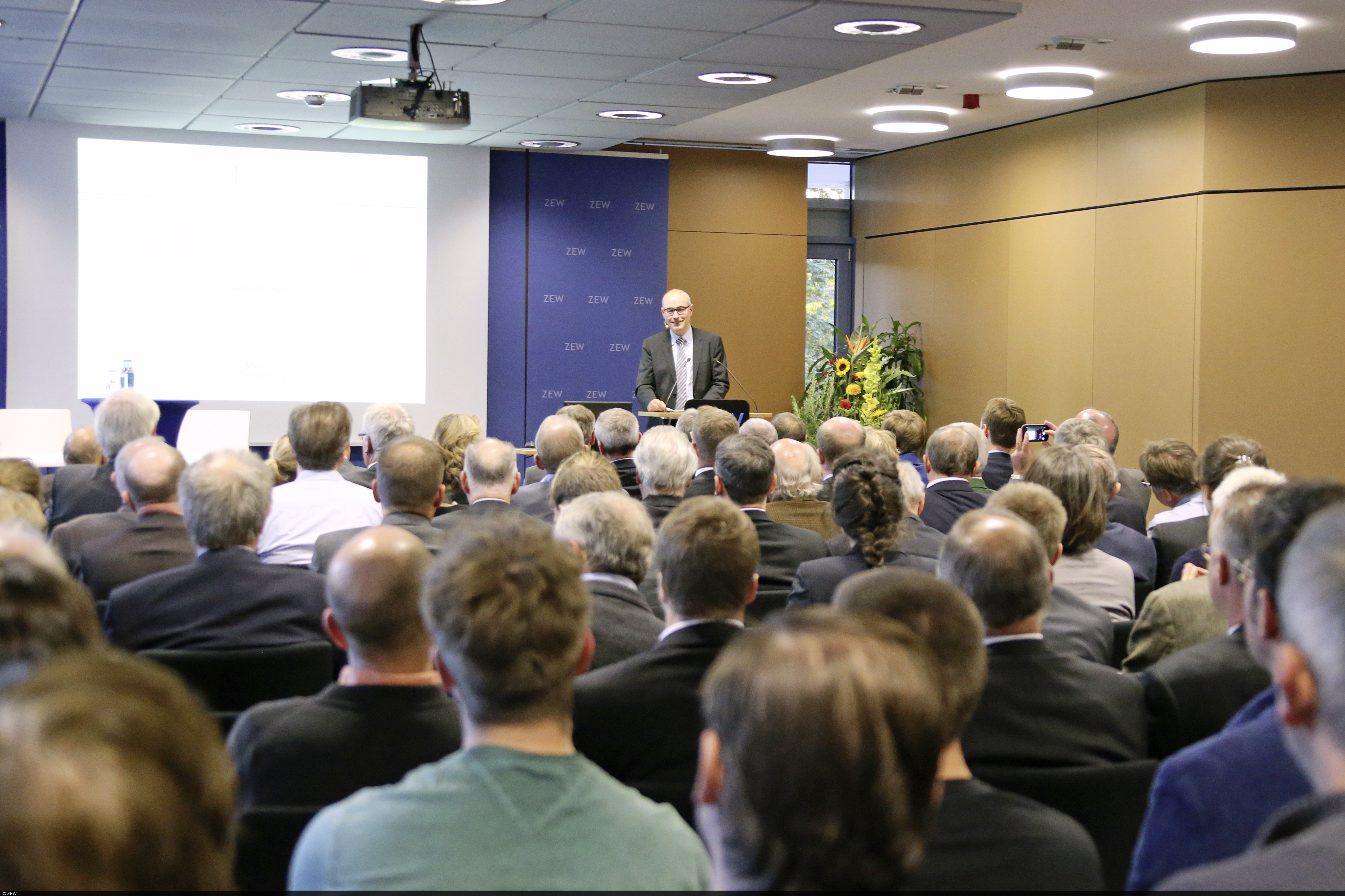 ZEW Präsident Achim Wambach begrüßt Claudia M. Buch und die Gäste des Vortrags