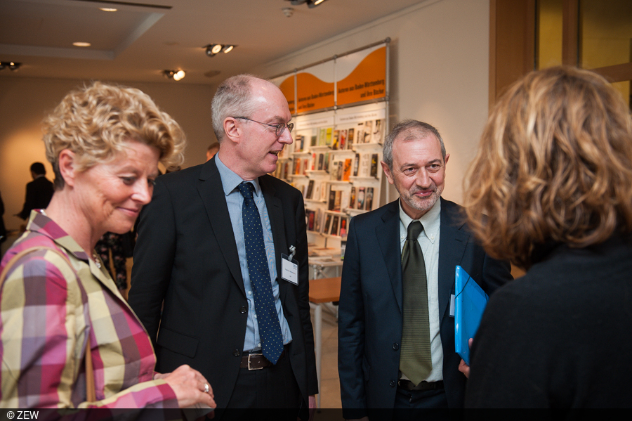Round table of the participants