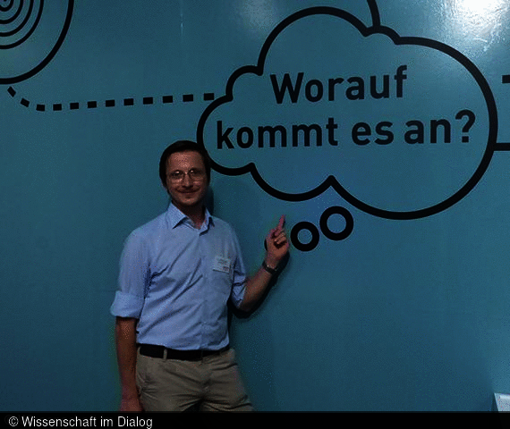 Ulrich Zierahn präsentierte das ZEW-Exponat auf der  MS Wissenschaft