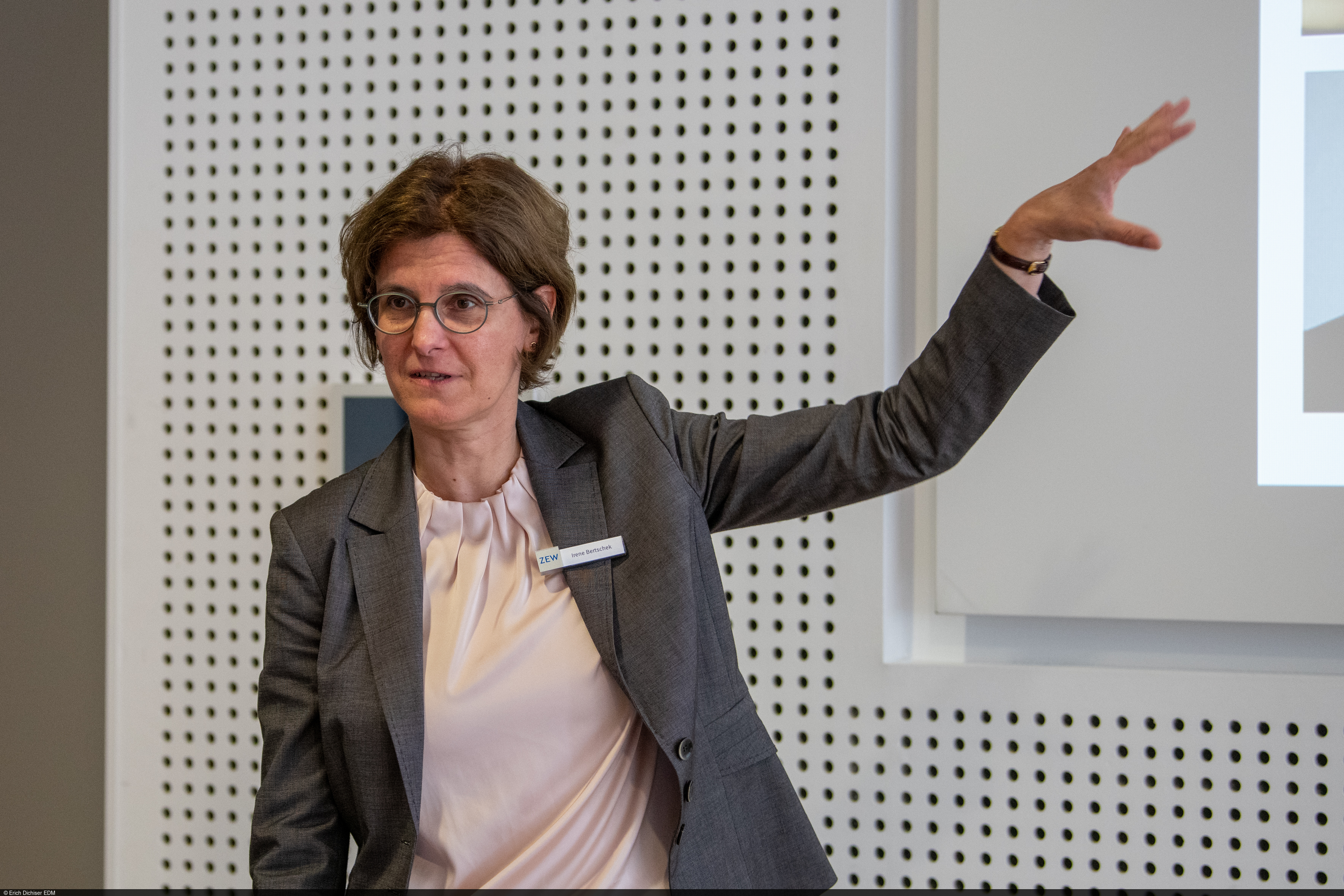 Prof. Irene Bertschek begrüßte die Konferenzgäste.