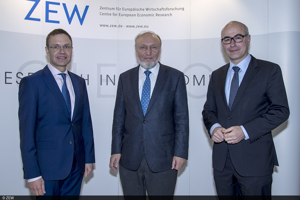 Gruppenfoto mit Achim Wambach Thomas Kohl und Hans-Werner Sinn am ZEW