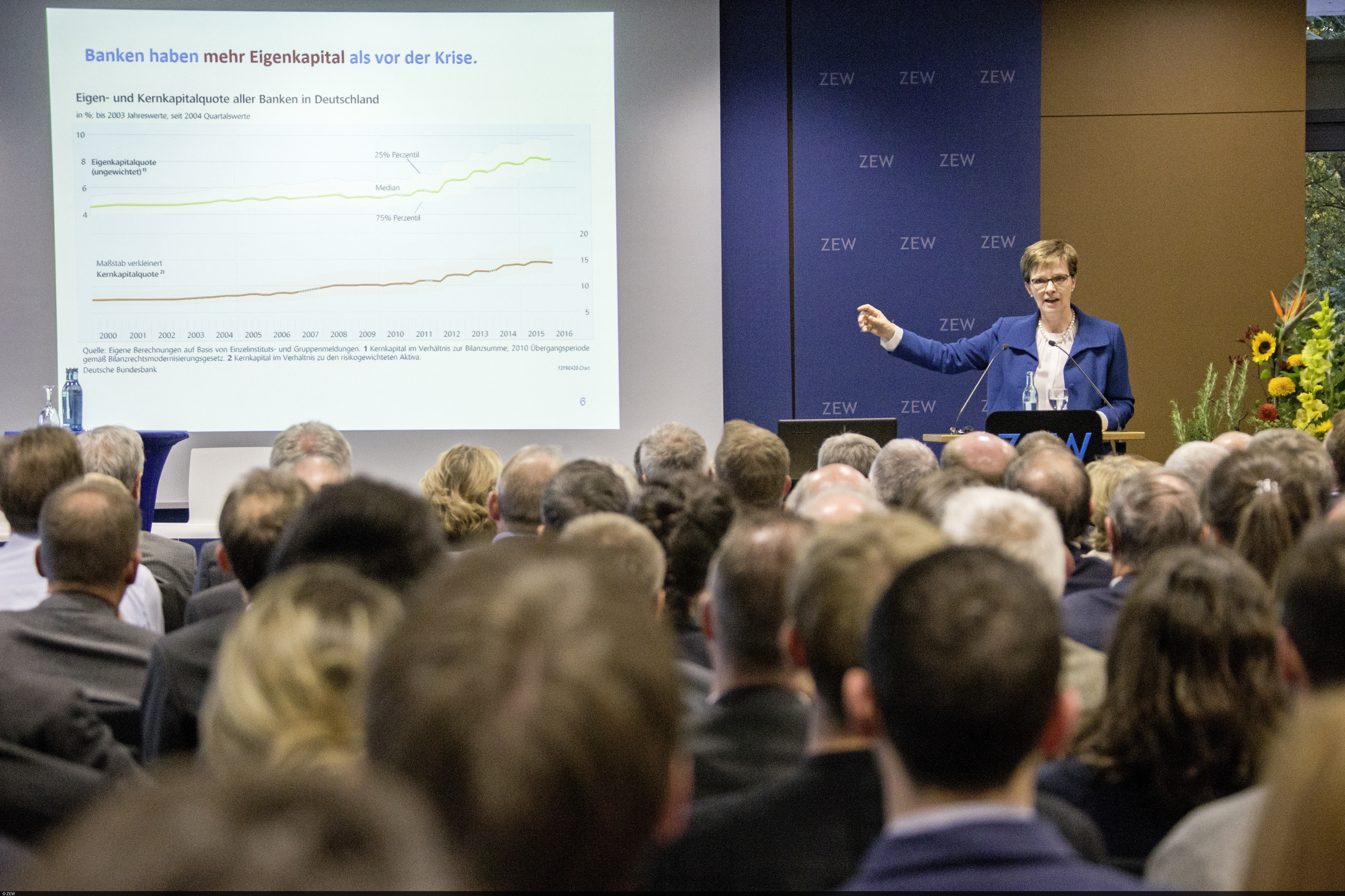 Claudia Buch bei ihrem Vortrag im Rahmen der ZEW-Veranstaltungsreihe Wirtschaftspolitik aus erster Hand