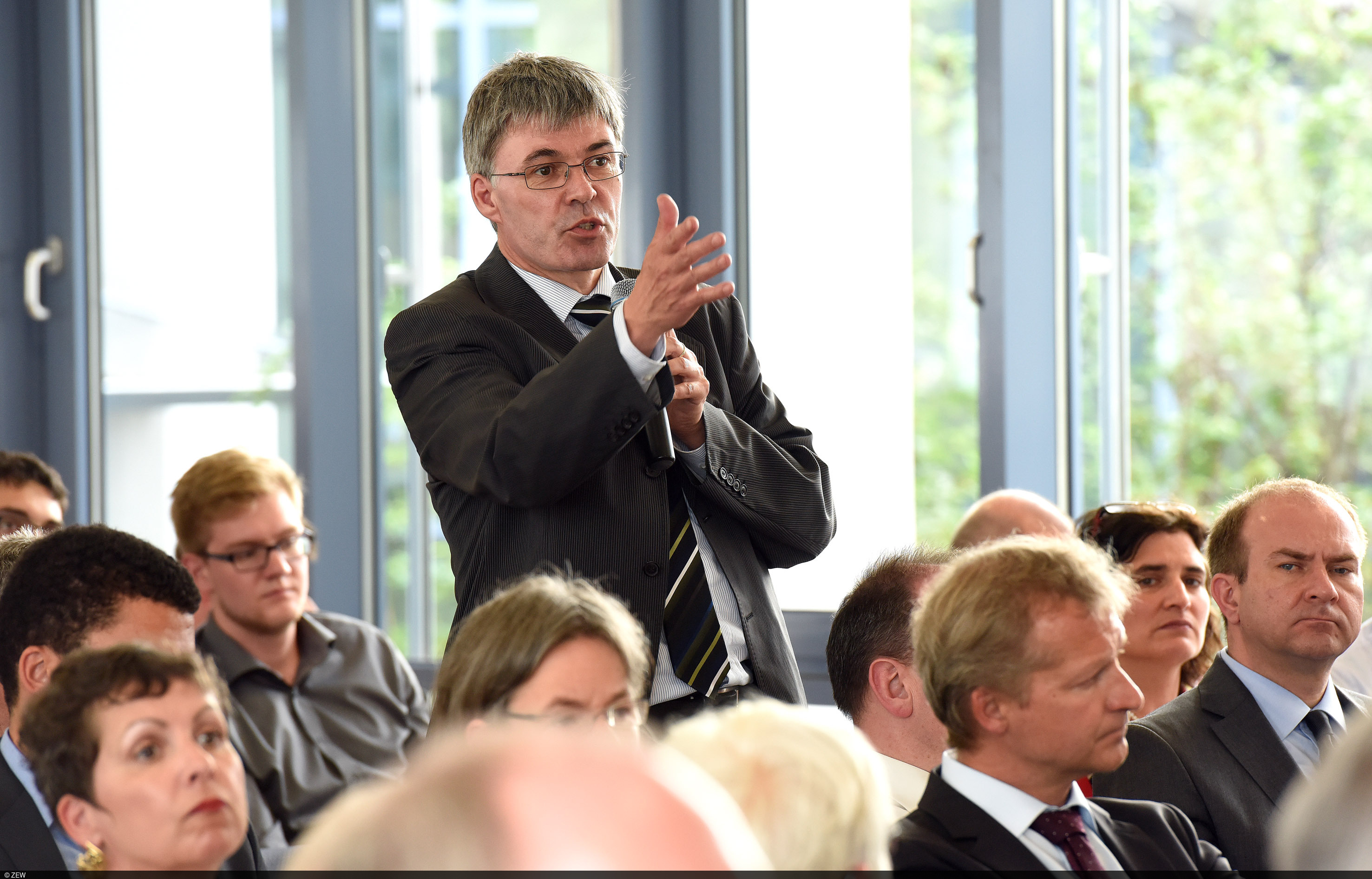 Ein Teilnehmer, der eine Frage an das Panel des ZEW-Wirtschaftsforum 2016 stellt