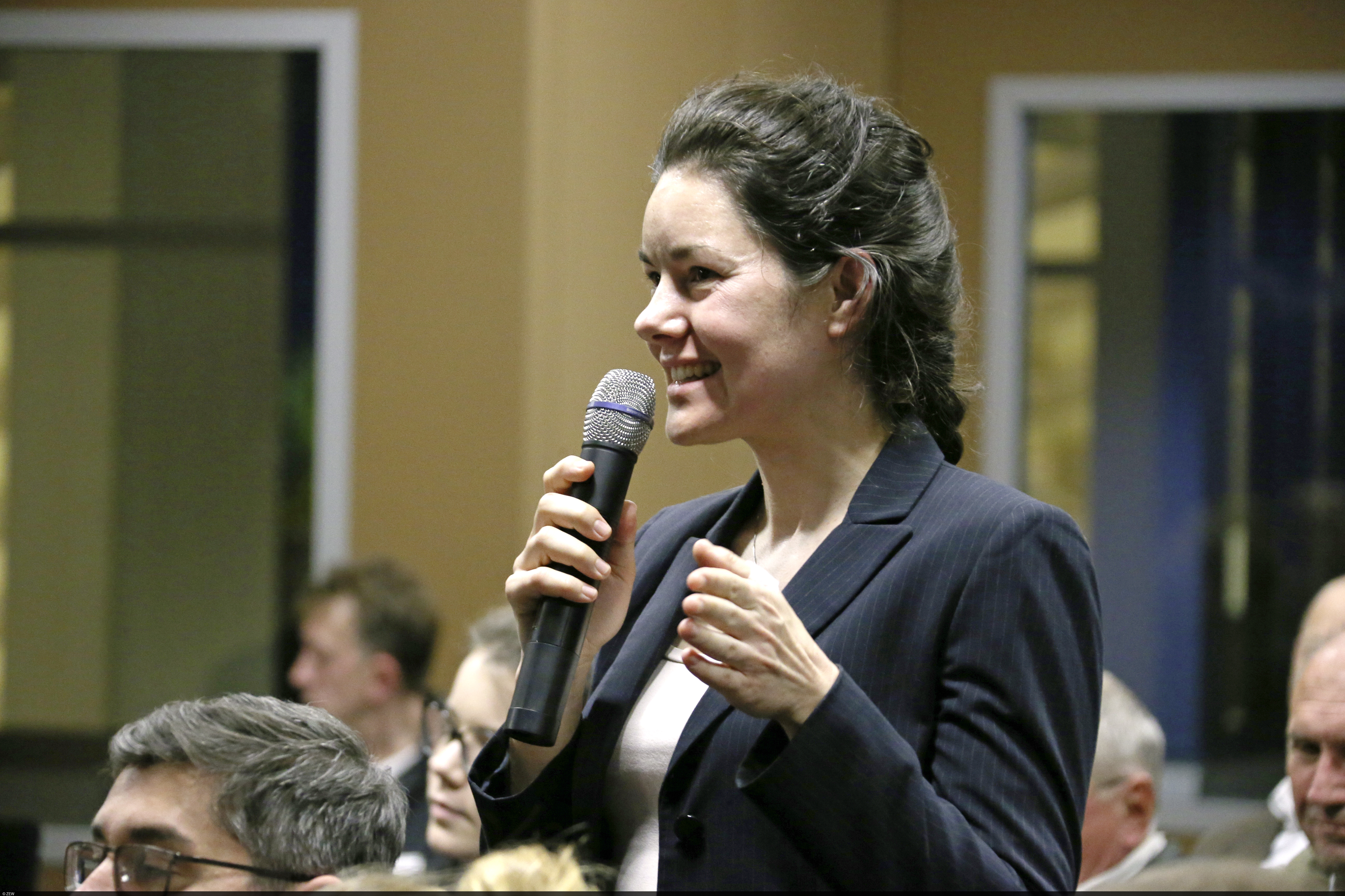 Claire Gavard stellt eine Frage aus dem Publikum zum Vortrag von Claudia M. Buch am ZEW