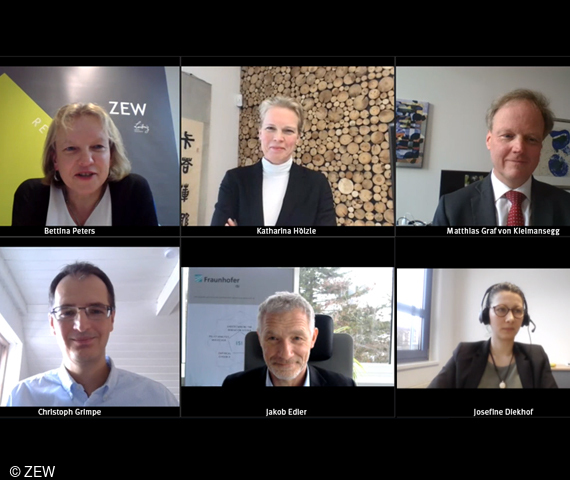  Panelists in panel discussion. 