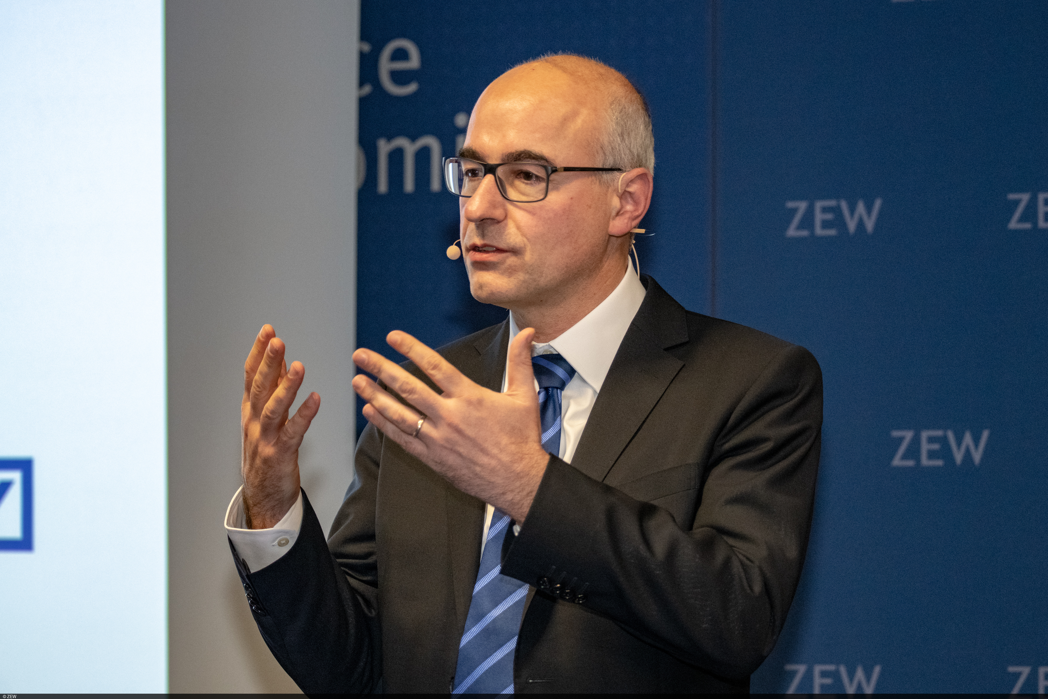 ZEW president Achim Wambach welcomes Klaus Fröhlich for his lecture on the future of the automotive industry.