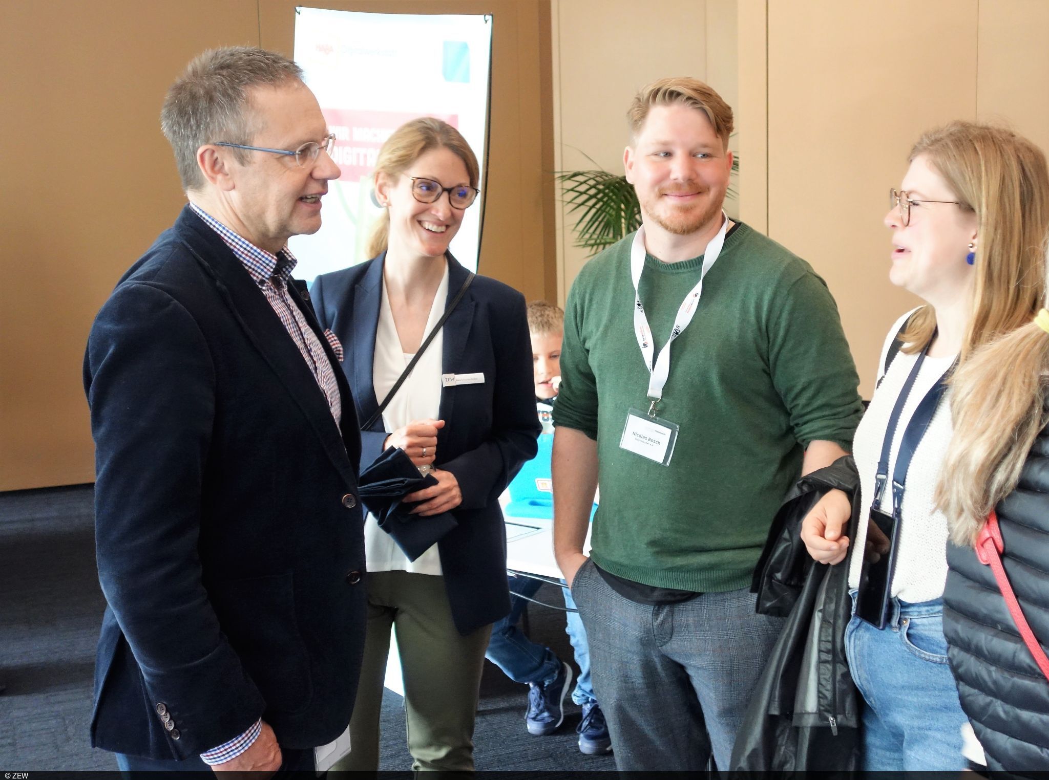 Kaufmännischer Direktor des ZEW, Thomas Kohl, links im Bild, und Karla Schneider-Dörken, rechts daneben, im Gespräch mit Gästen.