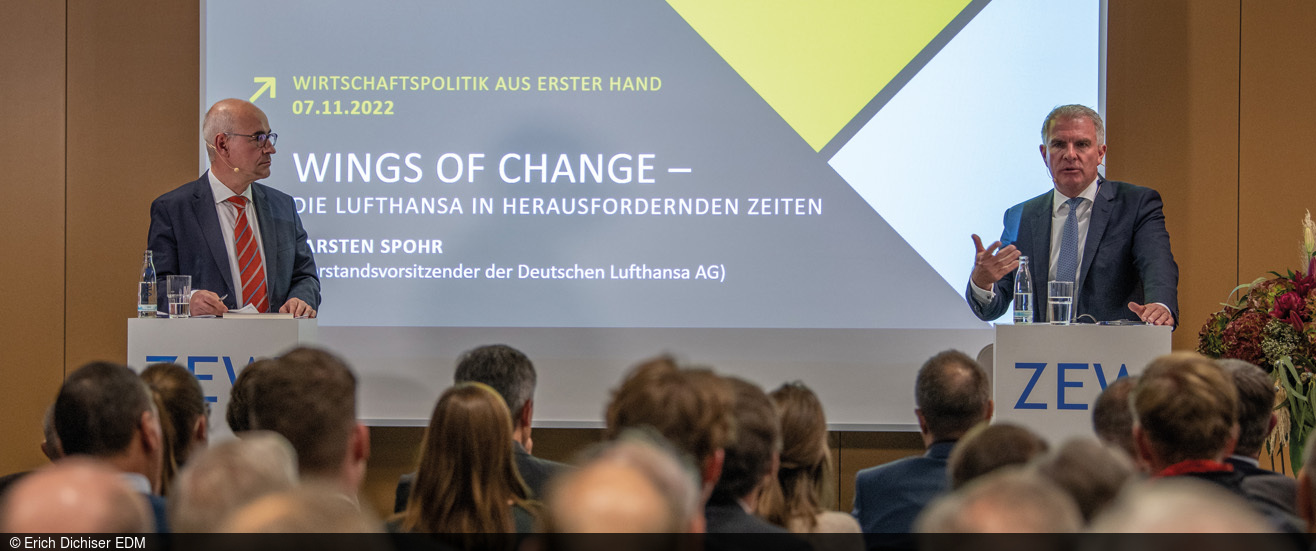 Links im Bild ZEW-Präsident Prof. Achim Wambach, PhD, rechts Lufthansa-Chef Carsten Spohr im Vortragsraum am ZEW Mannheim vor den gut gefüllten Stuhlreihen mit dem Publikum