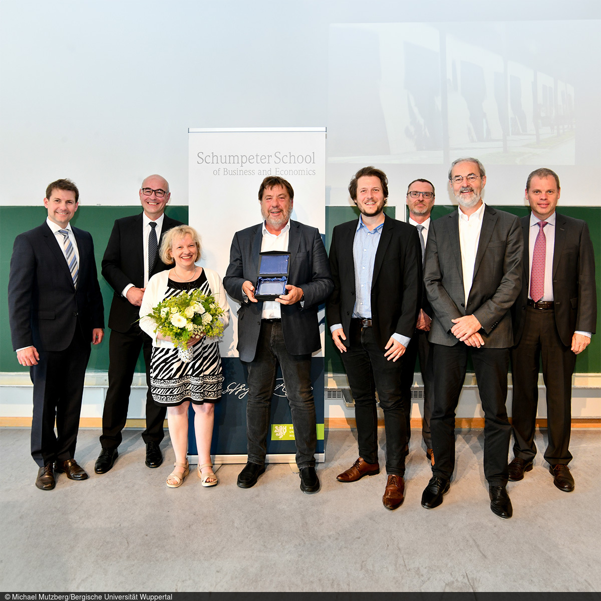Die Preisträger/innen stehen für ein Gruppenfoto inklusive Schumpeter School Preis zusammen. 