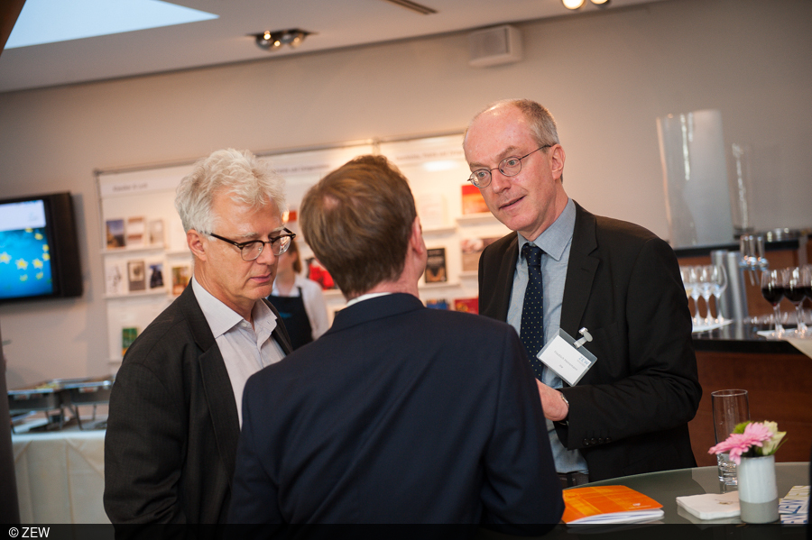 Round table of the participants