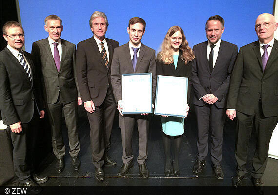 Gruppenbild mit den PreisträgerInnen