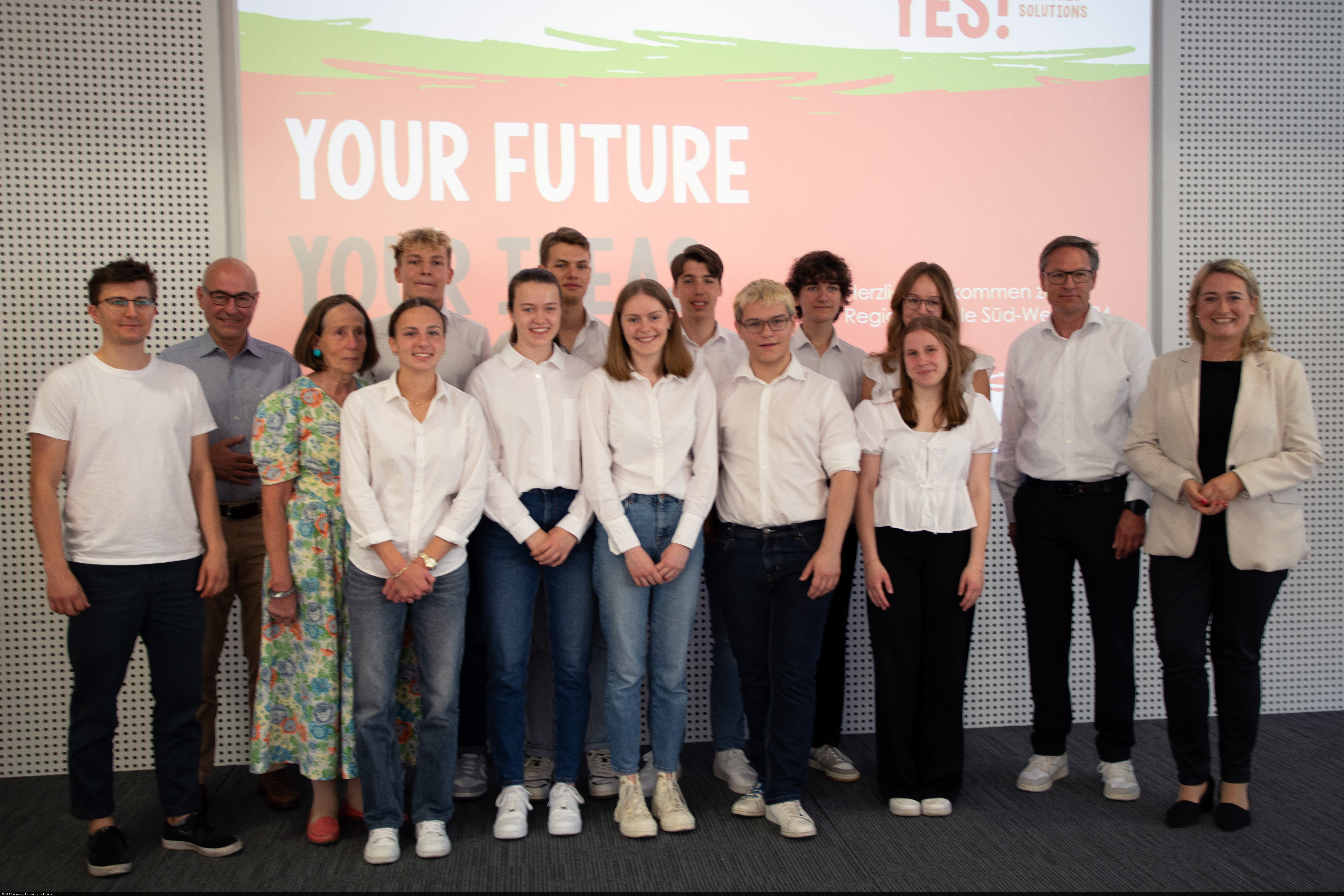 Gruppenbild der beiden Siegerteams mit der ZEW-Geschäftsführung