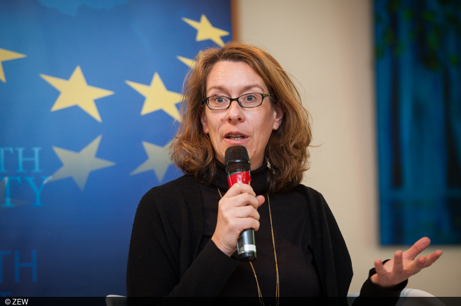 Silke Wettach speaks to the audience.