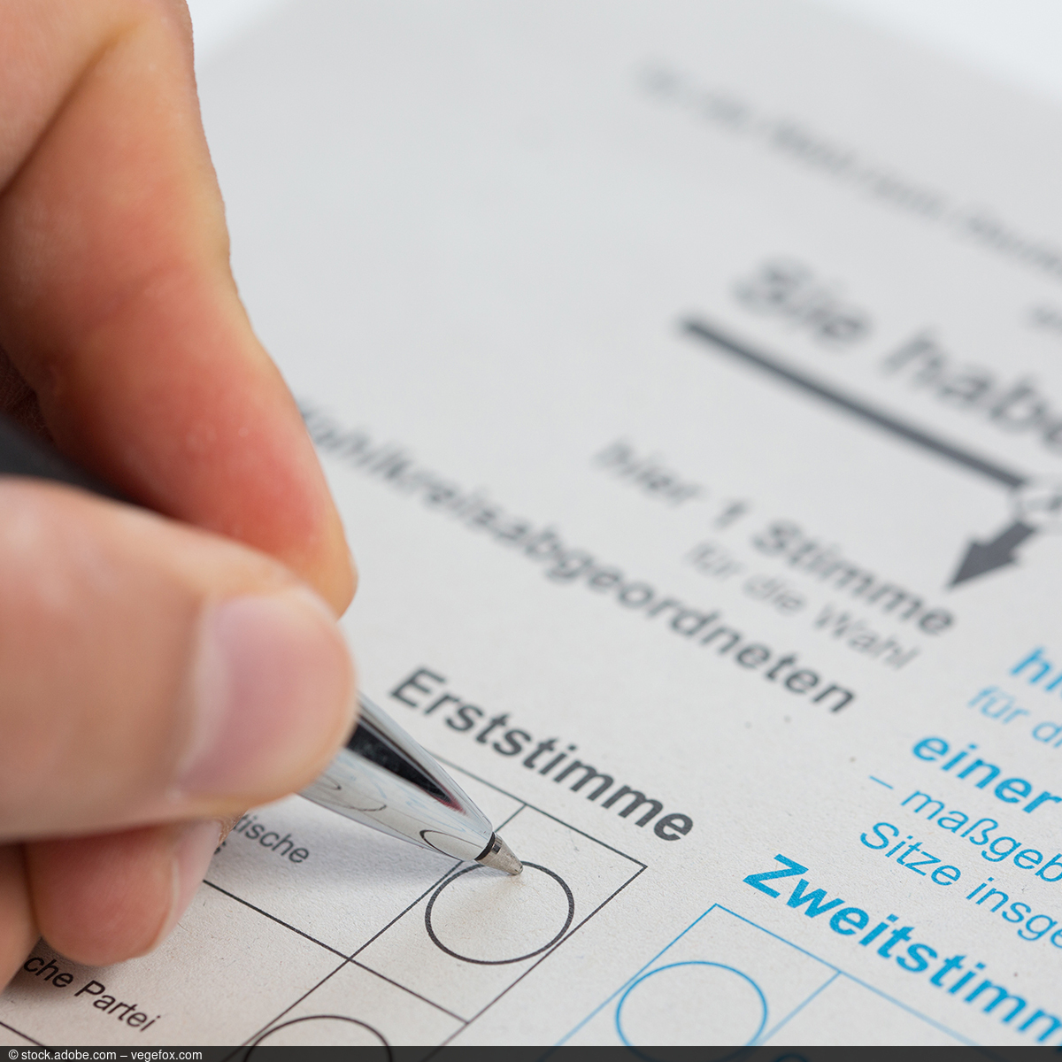 Stimmzettel zur Bundestagswahl mit Erststimme links und Zweitstimme rechts