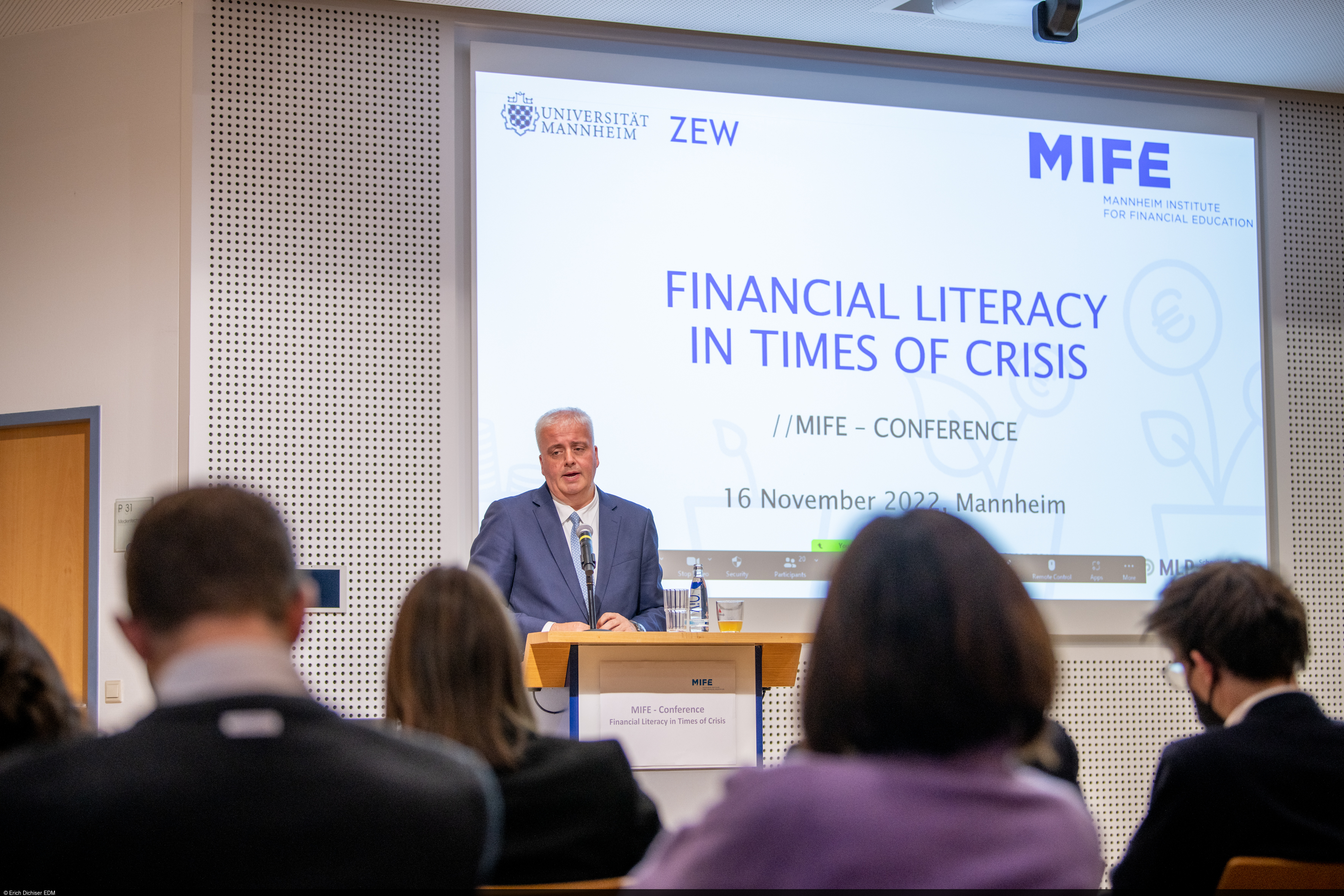 Burkhard Balz during his keynote on the importance of financial literacy