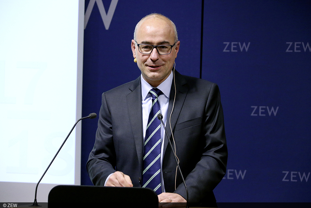 ZEW-Präsident Achim Wambach empfängt Gäste und Vortragenden Prof. Dr. Christoph M. Schmidt