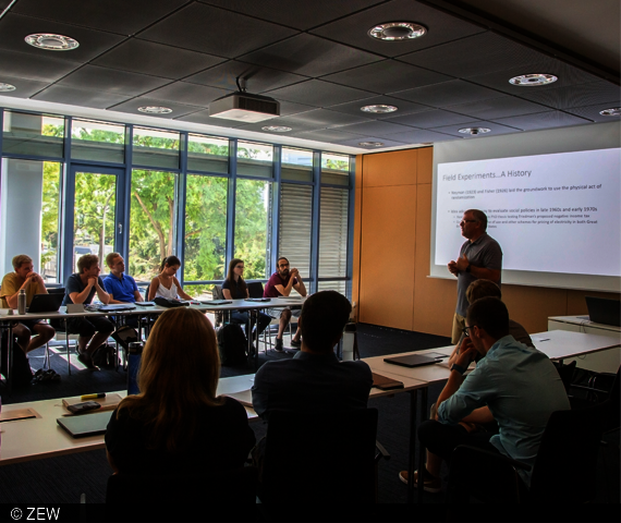Mike Price war der Abschlussreferent bei den Sommerkursen am ZEW.
