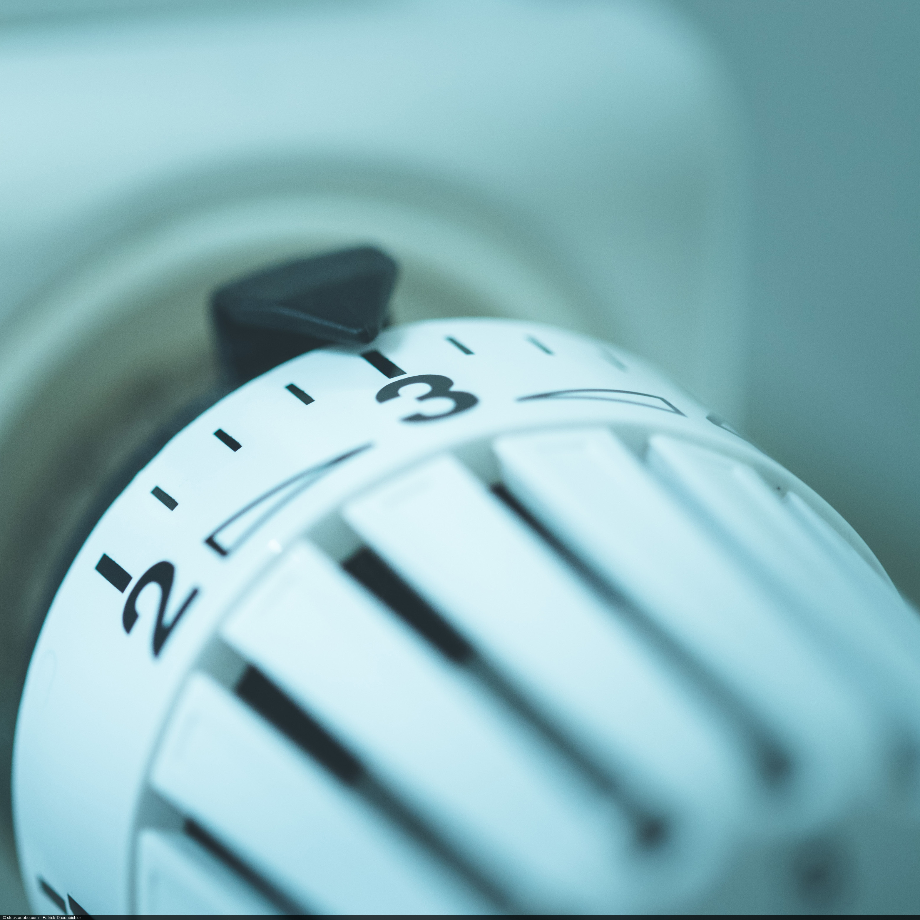 Nahaufnahme eines Heizkörperthermostats, dessen Temperaturregler auf Stufe 3 eingestellt ist.